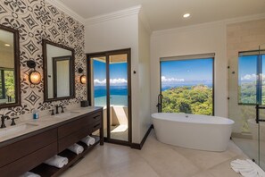 Regadera, amenidades de baño ecológicas, secadora de cabello, toallas 