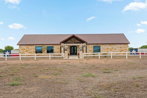 Lone Star Luxury Ranch - 4-Bed, 3-Bath, Swimming Pool, Grill, Washer/Dryer, WiFi