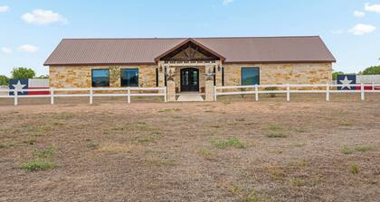 Lone Star Luxury Ranch - 4-Bed, 3-Bath, Swimming Pool, Grill, Washer/Dryer, WiFi