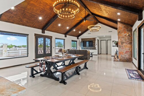 Lone Star Luxury Ranch - 4-Bed, 3-Bath, Swimming Pool, Grill, Washer/Dryer, WiFi