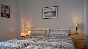 2 soverom, strykejern/-brett og sengetøy