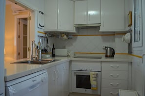 Refrigerador, microondas, lavavajillas, tostadora