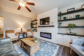 Smart-TV, Kamin, Tischtennisplatte, Bücher