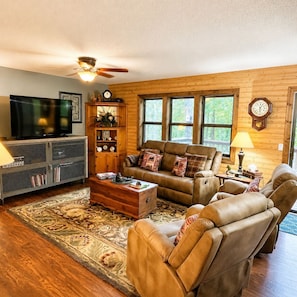 Smart TV, DVD player, books, video library - Relaxing Cabin Escape in Hot Springs Village (Hot Springs Village)