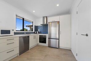 Kühlschrank, Mikrowelle, Geschirrspüler, Toaster