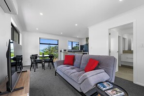 TV - Ngarimu Nook - Newly Built Self-contained Unit (Thames)