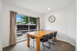 Dining - Calm at Leitrum - Cromwell Holiday Home (Cromwell)