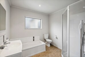 Shower, hair dryer - Calm at Leitrum - Cromwell Holiday Home (Cromwell)