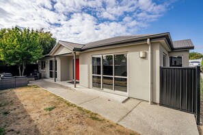Exterior - Calm at Leitrum - Cromwell Holiday Home (Cromwell)