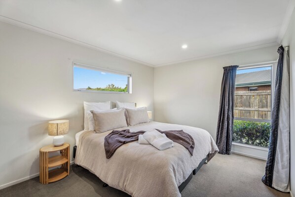 3 عدّة غرف نوم ومكواة/لوح كي وواي فاي وملاءات أسرّة