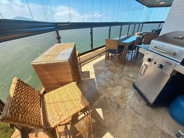 Apartment | Outdoor dining - Apê Praia das Astúrias Vista Mar (Guarujá)