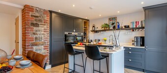 Thorncliffe Mews - Three Bedroom House, Sleeps 6