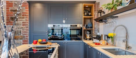 Fridge, oven, dishwasher, cookware/dishes/utensils