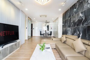 Luksusleilighet, balkong, byutsikt | 3 soverom, skrivebord og wi-fi (inkludert)