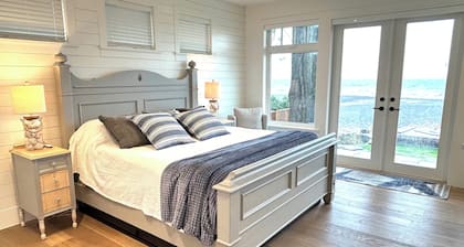 NEW "Seabreeze B&B" on walkout beach in beautiful Qualicum Beach