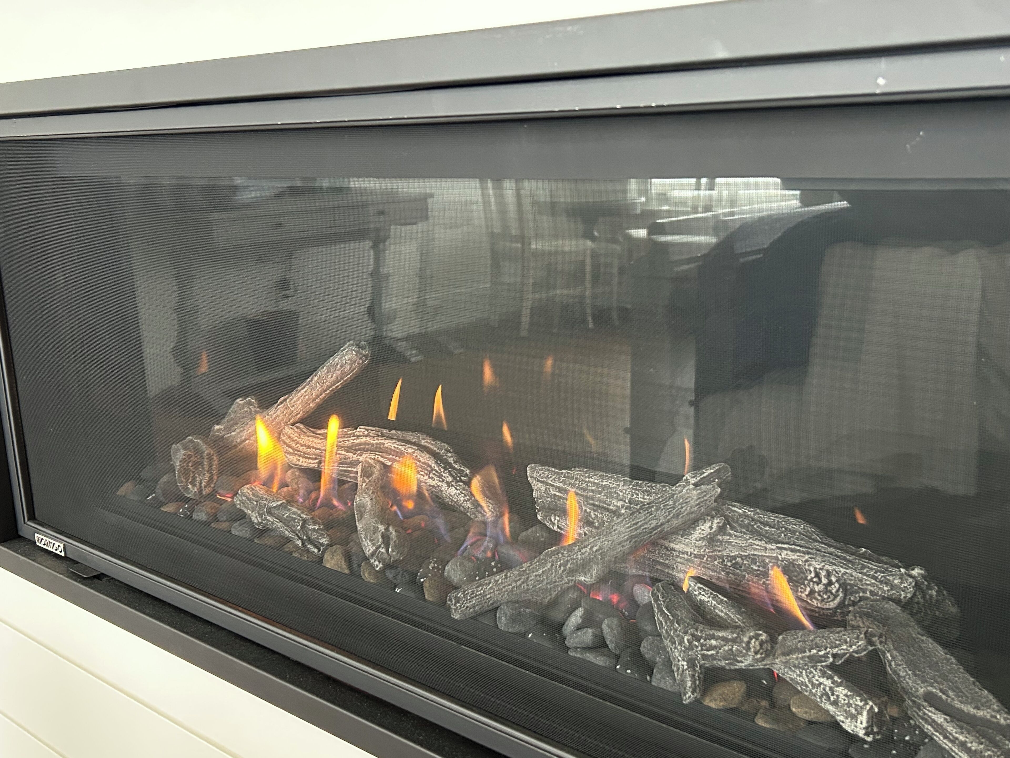 Una chimenea con leña y llamas.