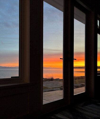 NEW "Seabreeze B&B" on walkout beach in beautiful Qualicum Beach