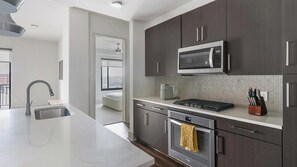 Kjøleskap og spisebord