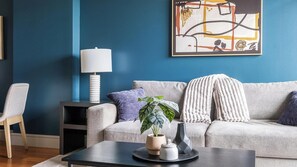Smart TV - Landing | Stunning 1BD, Pool, Gym (Houston)