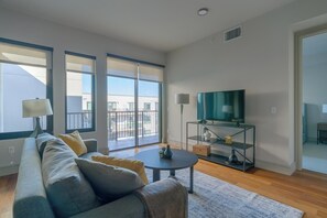 Smart TV - Landing | Chic 2BD, Gym, Tennis Court (Houston)