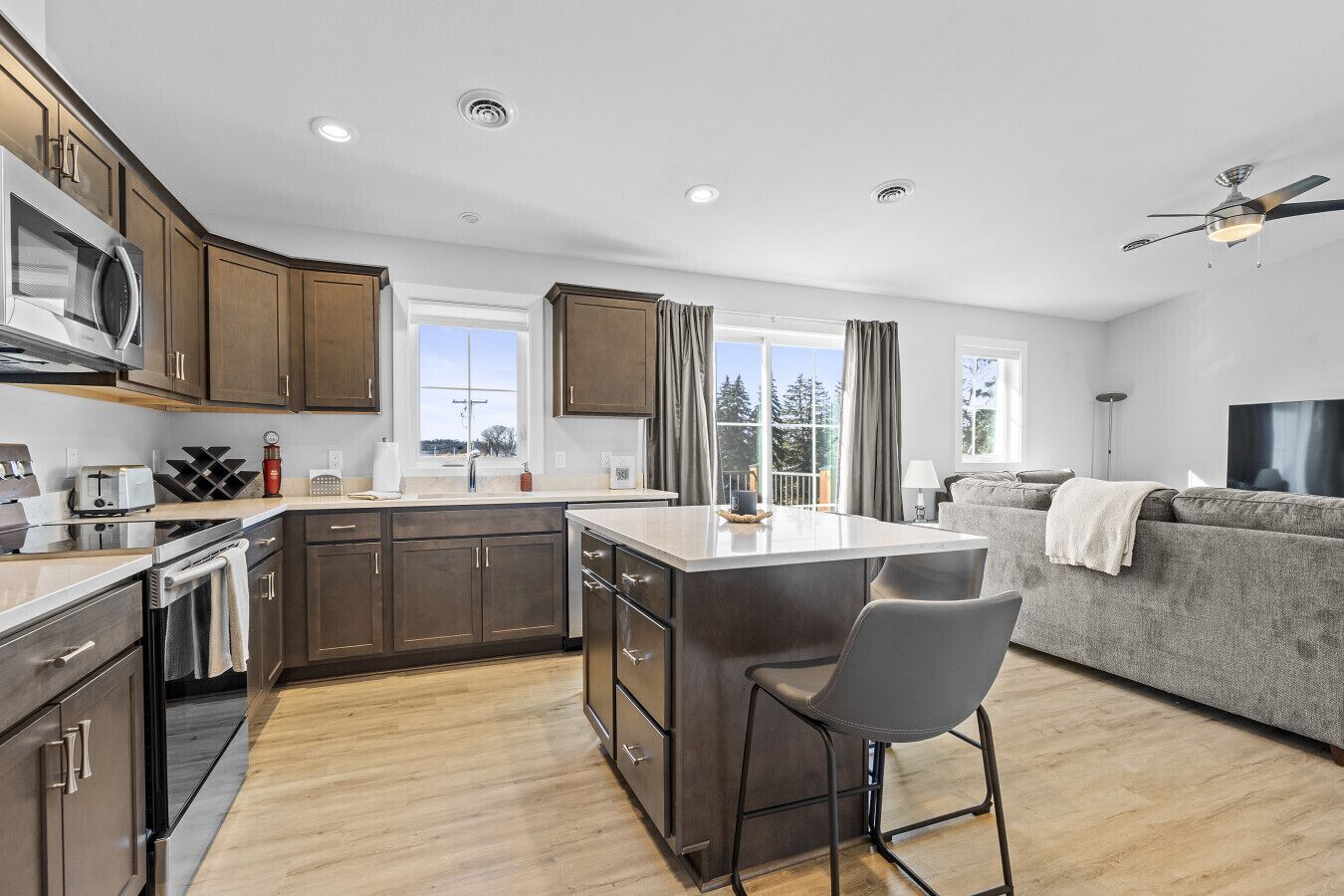 Fridge, microwave, stovetop, dishwasher