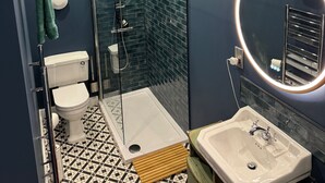 Badewanne und Dusche (separat), Komfortbadewanne, Haartrockner