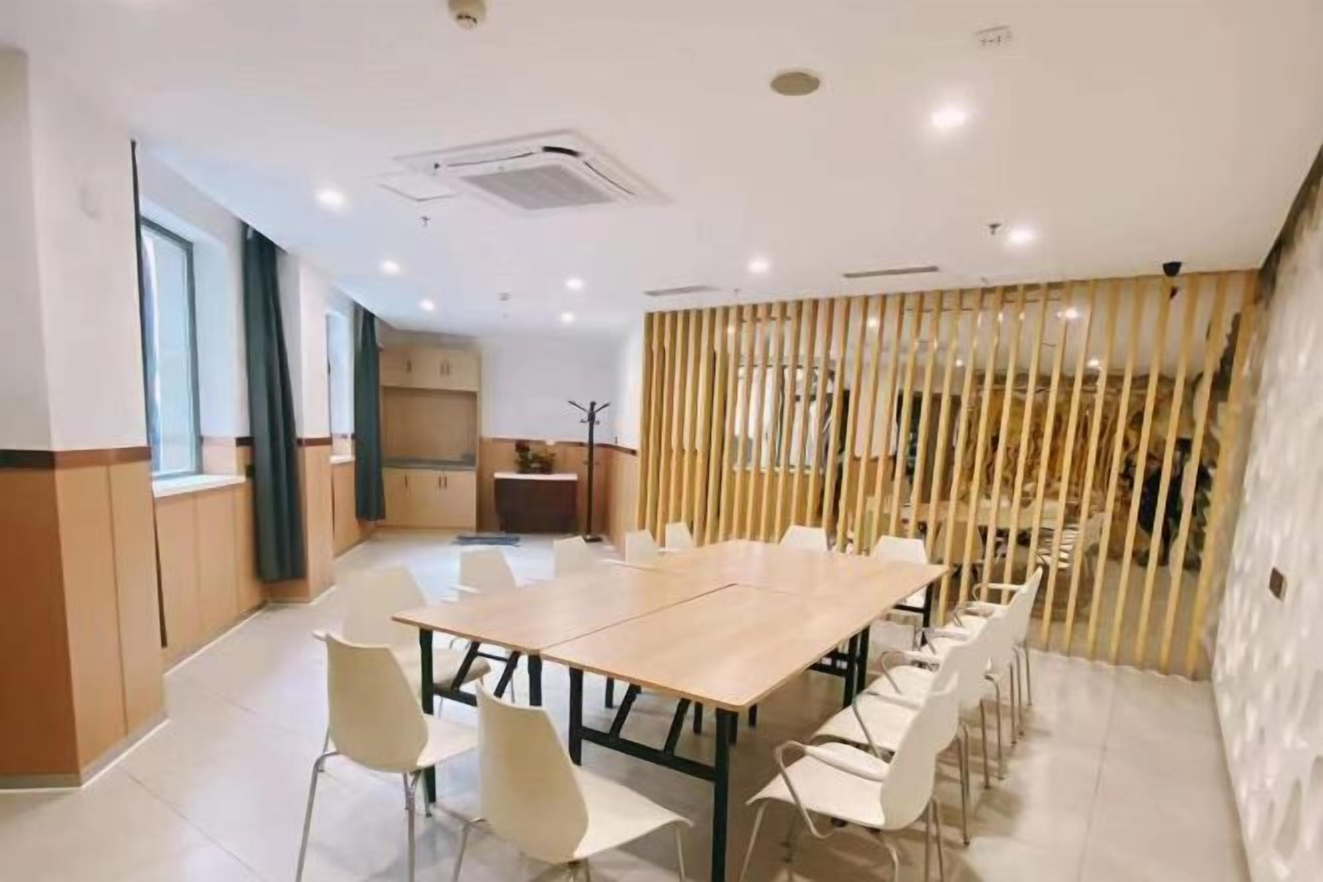 المنشأة من الداخل