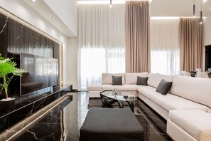 Smart TV - Hollywood 3 Bedroom Villa with private pool (Ampelokipoi)