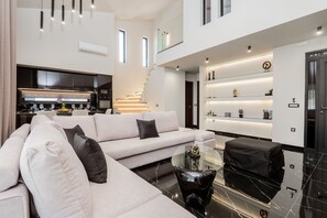 Smart TV - Hollywood 3 Bedroom Villa with private pool (Ampelokipoi)