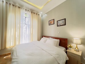 4 bedrooms, desk, iron/ironing board, WiFi