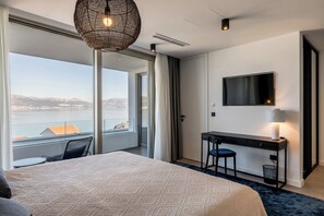5 bedrooms, desk, iron/ironing board, WiFi