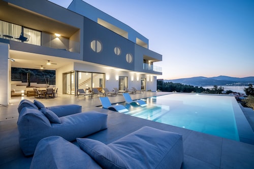 BRAND NEW Villa Navisus: Luxe stay by the sea with epic view and Infinity pool