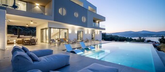 BRAND NEW Villa Navisus: Luxe stay by the sea with epic view and Infinity pool