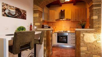 Kühlschrank, Ofen, Herdplatte, Wasserkocher mit Kaffee-/Teezubehör