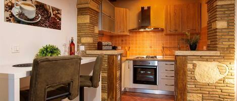 Réfrigérateur, four, plaque de cuisson, cafetière/bouilloire