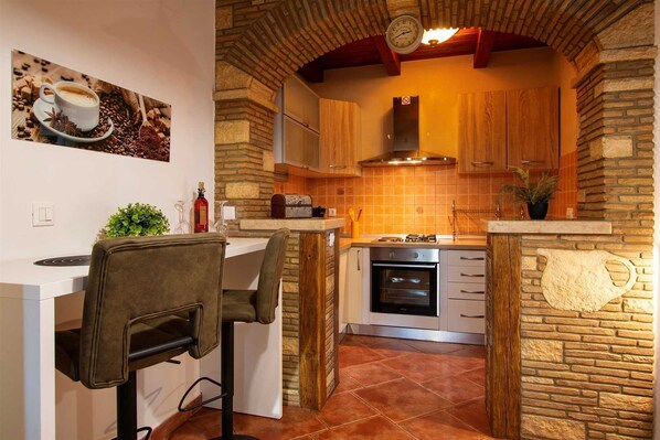 Réfrigérateur, four, plaque de cuisson, cafetière/bouilloire