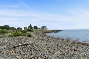 Sun-loungers, beach towels - Secluded Seaside Haven with Private Beach (York)