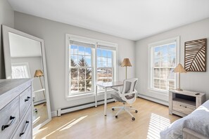 3 bedrooms, desk, WiFi, bed sheets