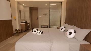 Un dormitorio con cama, mesita de noche, espejo y armario.