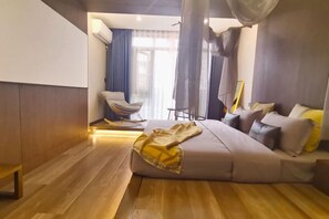 Un dormitorio moderno con cama, una silla y una mesita de noche.