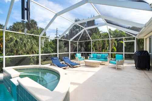 Pet Friendly w/ Spa & Pool - Minutes from Beach