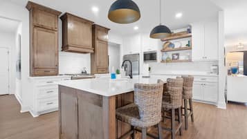 冰箱、微波炉、烤箱、炉灶