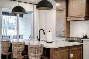 Fridge, microwave, oven, stovetop - Hot Springs Village Escape - 3Bed Golf Course Home (Hot Springs Village)