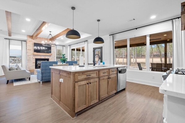 冰箱、微波炉、烤箱、炉灶