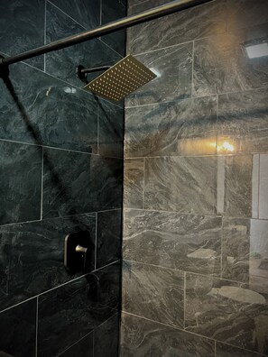 Een douche, een haardroger, handdoeken, zeep