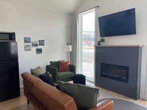 Smart TV, fireplace, books - Stylish/Cozy Penn St. Midcentury Retreat - Wifi/AC (Anaconda)