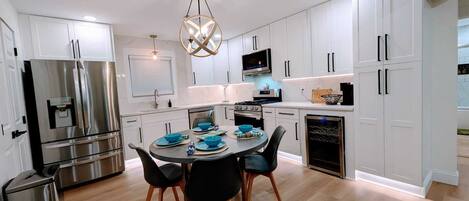 Full-size fridge, microwave, oven, dishwasher