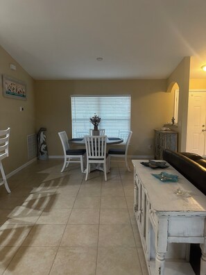 Dining - Tranquil private pool home close to beaches, fishing, golfing, and great dining. (Port Charlotte)
