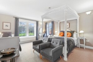 7 chambres, bureau, fer et planche à repasser, lit parapluie