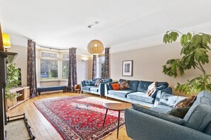 TV connectée, cheminée, livres